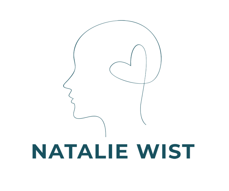 Logo und Signet Natalie Wist Profilansicht eines Kopfes mit stilisiertem Herz im Gehirn und dem Namen "Natalie Wist".