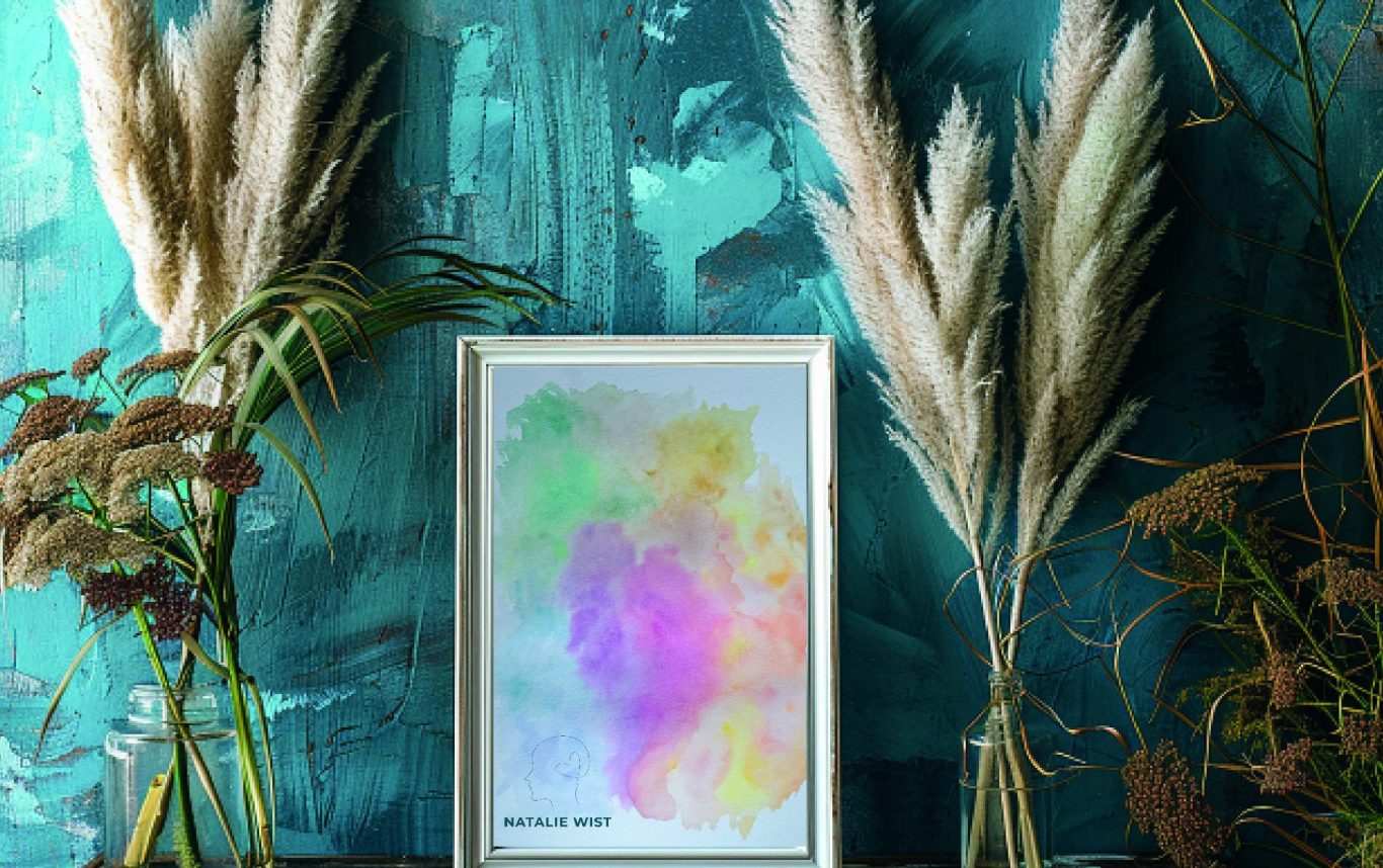 Aquarell von Natalie Wist Rahmen mit buntem Aquarell Bild auf einem Hintergrund aus grün-blauer Wand, umgeben von Trockenblumen.