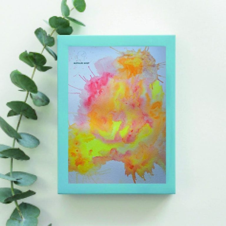 Systemische Beratung Natalie Wist Bunte Aquarellmalerei in leuchtenden Gelb-, Rot- und Orangetönen in einem blauen Rahmen.