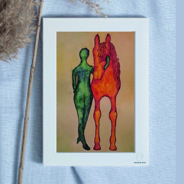 Reittherapie Natalie Wist Eine grüne Figur steht neben einem roten Pferd auf einem sanften Hintergrund.